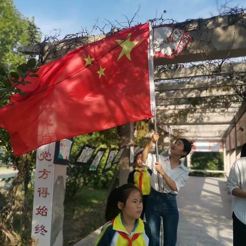 张集中心小学‘向国旗敬礼’庆国庆汇操比赛及书画展览活动。